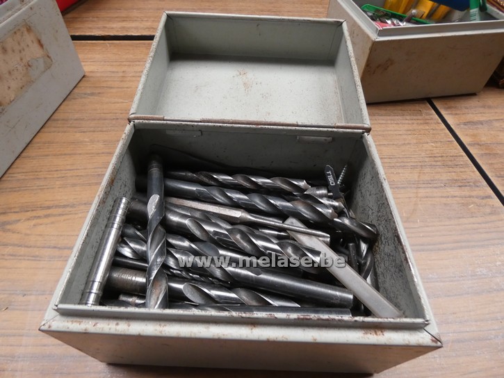 Gereedschapsvaria in metalen bakje