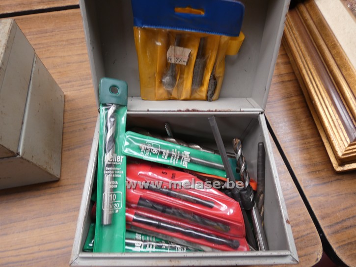 Gereedschapsvaria in metalen bakje