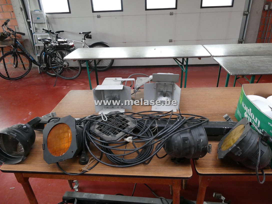 Verlichtingsbalk met zwarte PAR spots