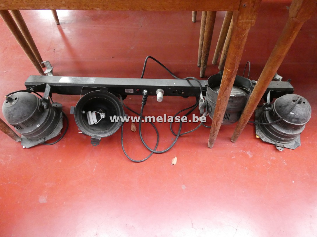 Verlichtingsbalk met zwarte PAR spots