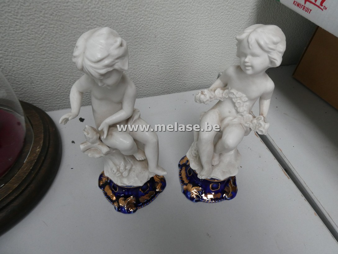  Duitse bisquit porseleinen beeldjes "kindjes op boomstronk"