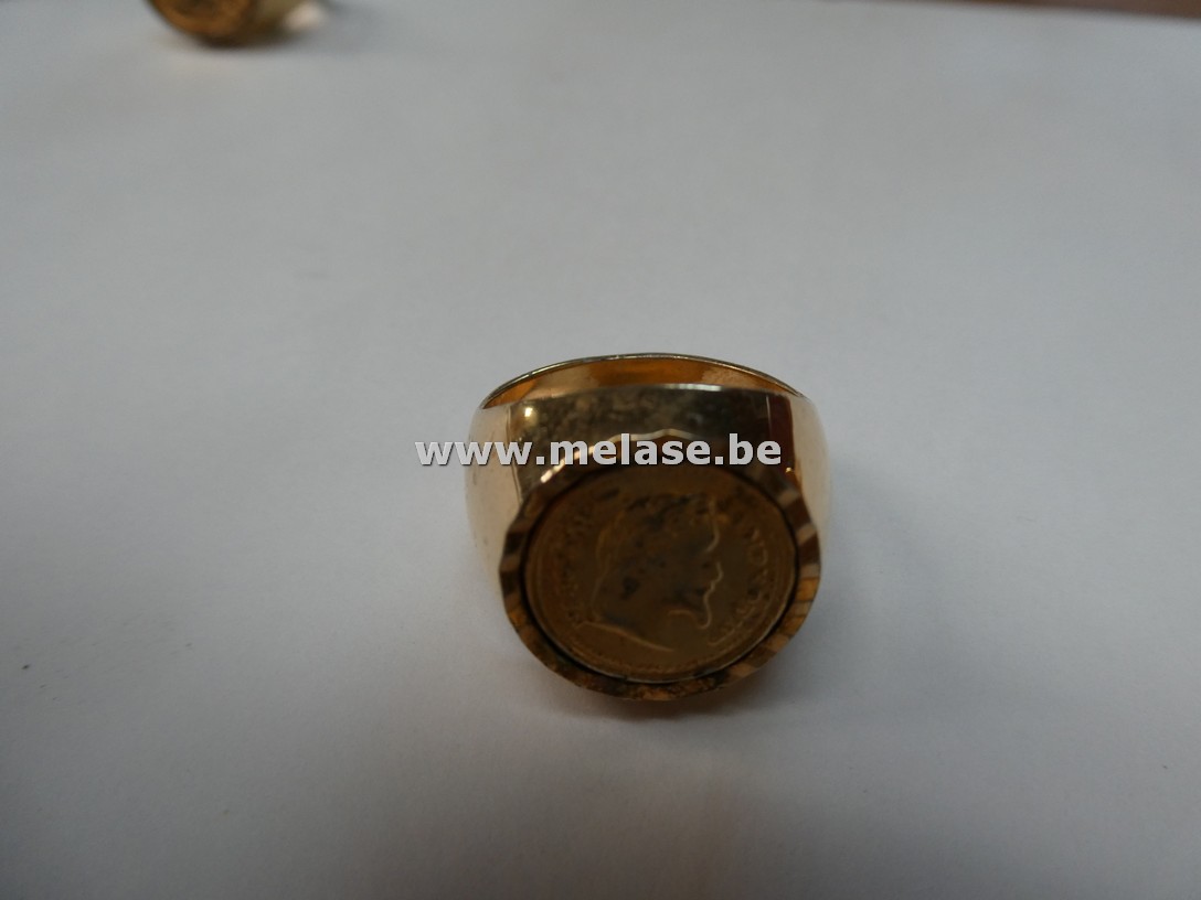 Gouden ring met "verzamelmunt"