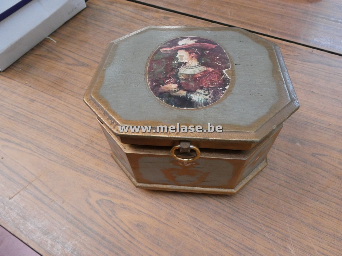 Houten juwelenkistje met inhoud