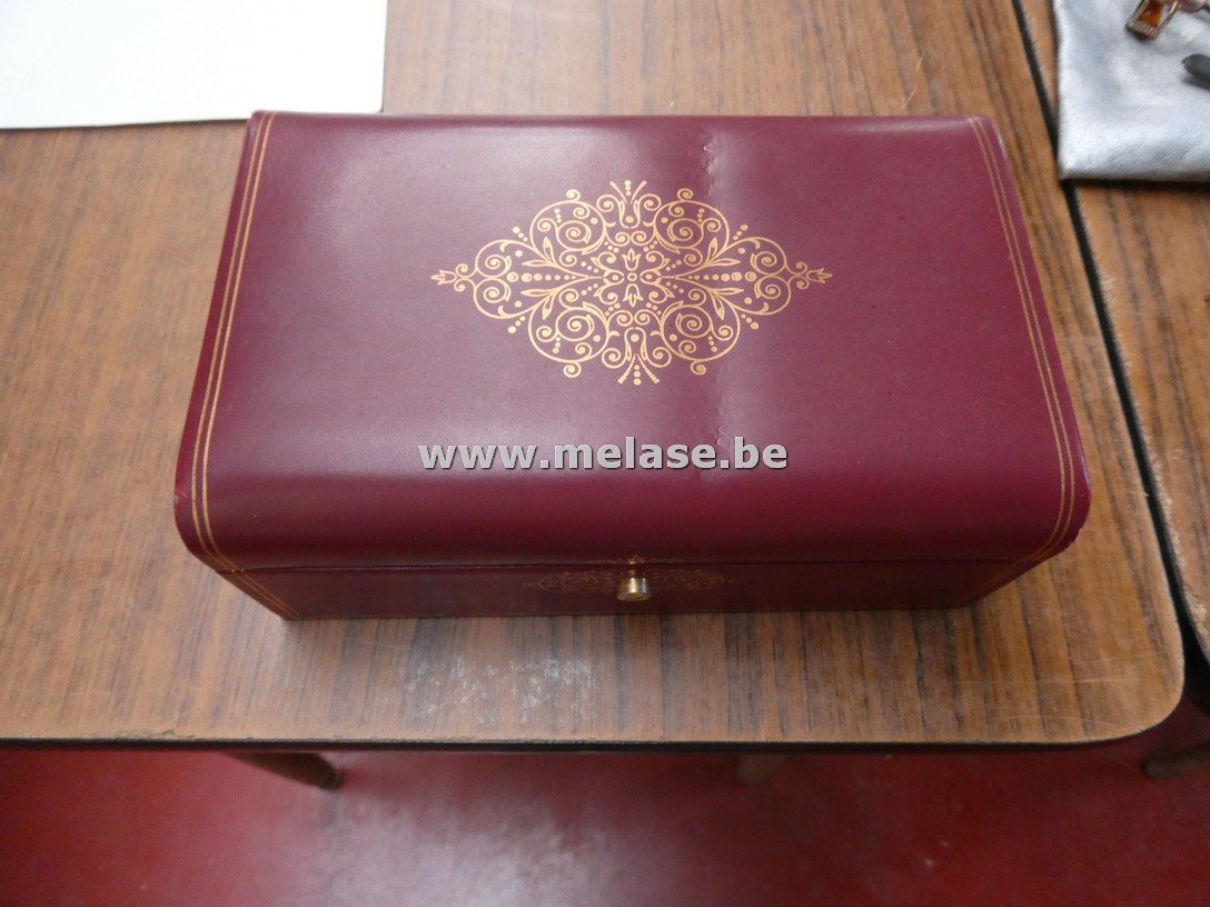 Rood lederen juwelenkistje met inhoud