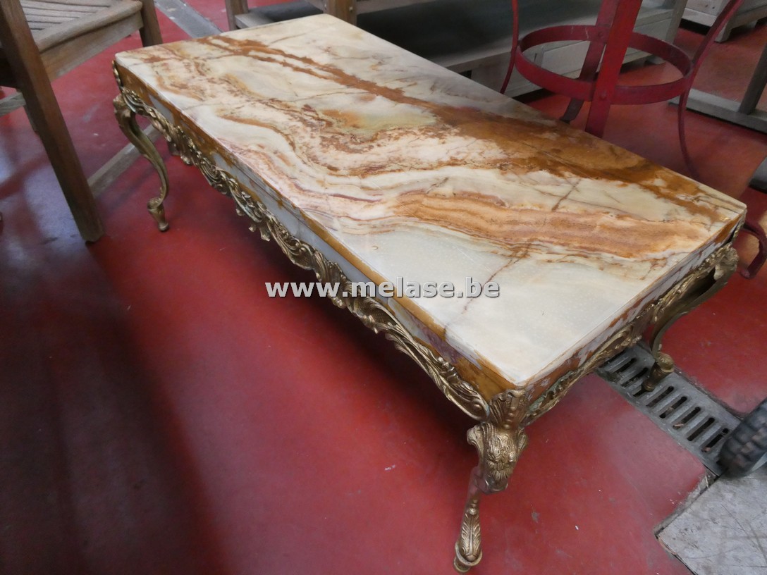 Vintage salontafel met een "onyx blad en een bronzen Louis XV-stijl frame"