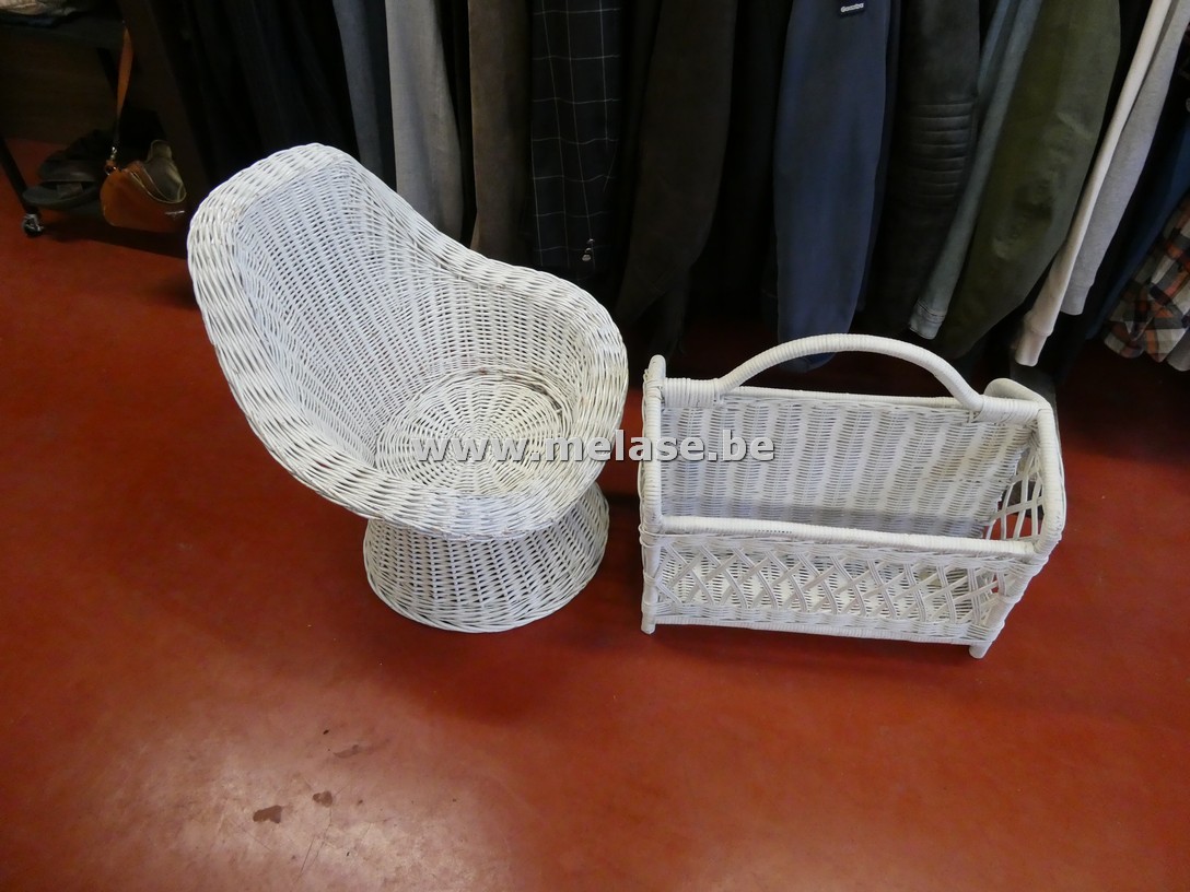 Wit rotan kuipzeteltje + krantenbak