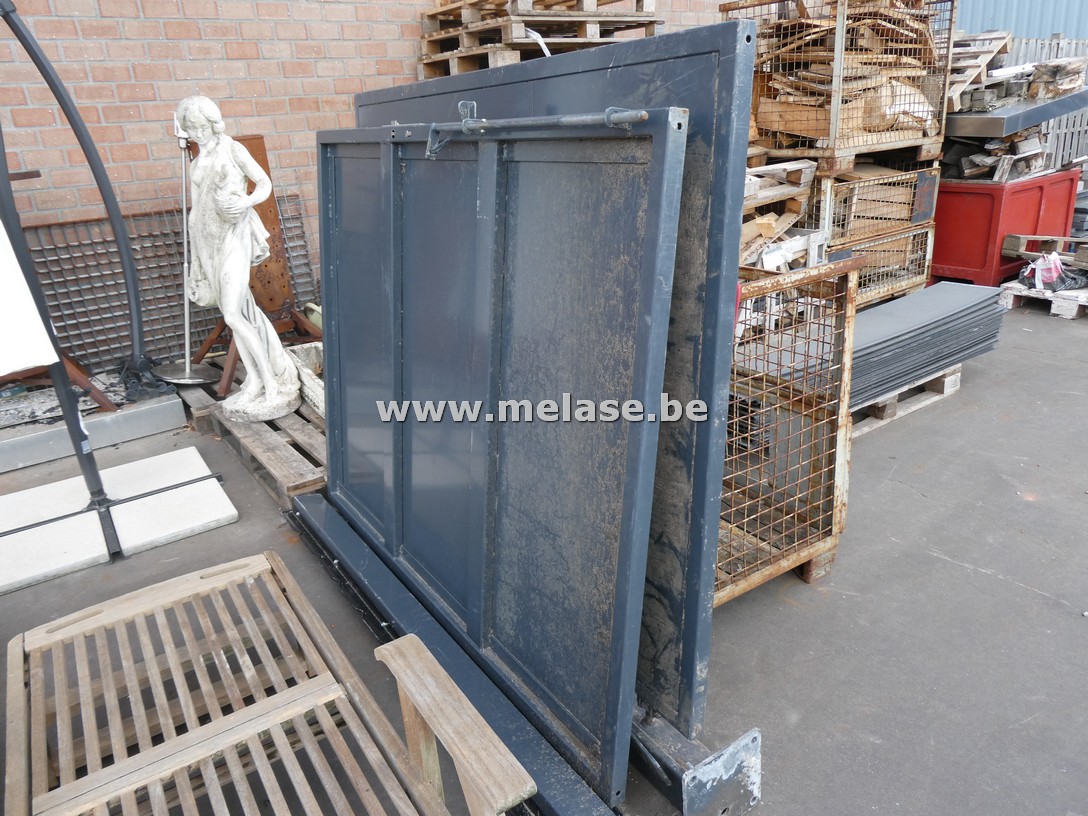 Metalen poort uit 2 delen