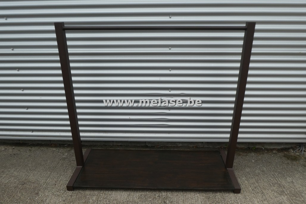 Metalen kledingrek met houten vloerplaat