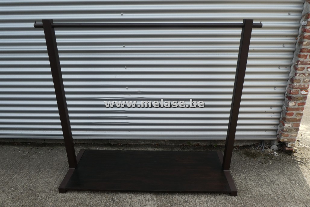 Metalen kledingrek met houten vloerplaat