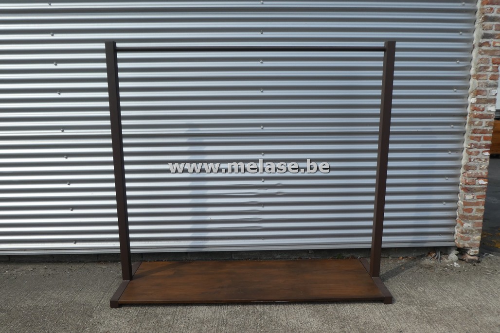Metalen kledingrek met houten vloerplaat