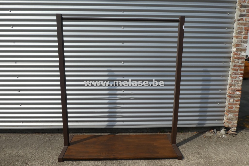 Metalen kledingrek met houten vloerplaat