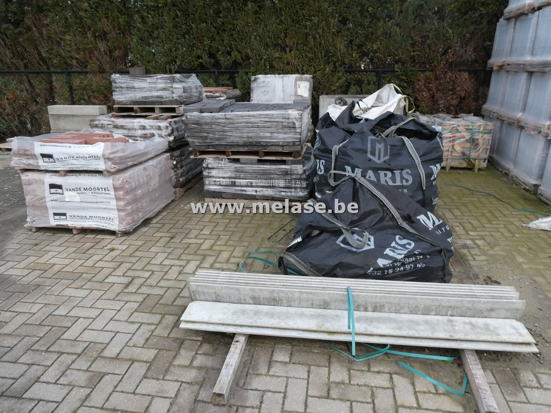 Partij restanten van oa. klinkers - kasseien - stenen